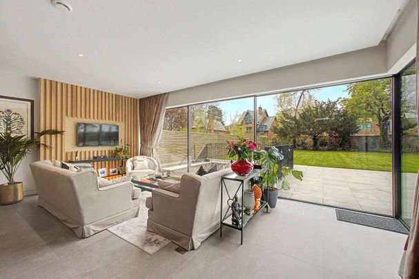 Available Now | Exceptional Fully Furnished Six-Bedroom Detached Residence | Five Bathrooms, Two WCs & Over 5,000 sq ft of Luxury Living in Didsbury Park - Photo 1