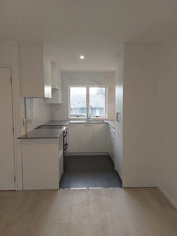 Convenient location, nice home - Photo 4