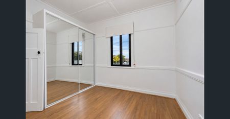 SPACIOUS, FRESHLY RENOVATED FOUR-BEDROOM FAMILY HOME ! - Photo 3