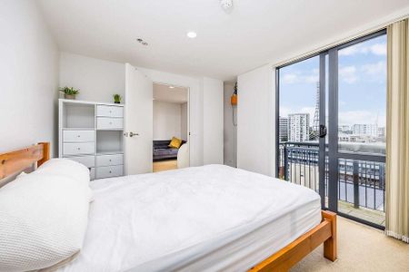 Sunny Auckland 1BR with two balconies! - Photo 2