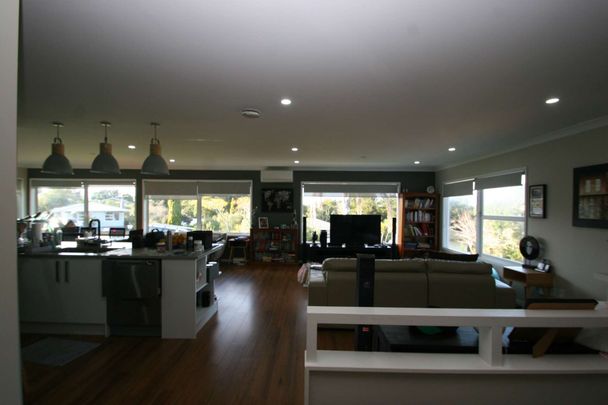 4 Bedrooms Hillcrest - Photo 1