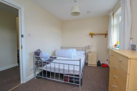 4 bedroom end of terrace house to rent - Photo 5