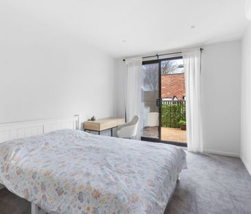 Stylish Ground-Floor Living by the Bay - Photo 1