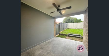 Modern 4 Bedroom + Study - Photo 2