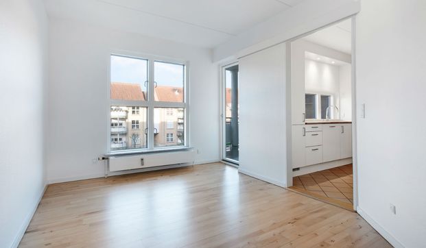 Flot renoveret med lækkert køkken og bad - Foto 1