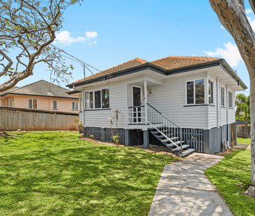 Bright & Spacious 3 Bedroom Home in Location - Photo 2