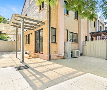 Two-Level Townhouse with Spacious Courtyard & Entertaining Area - Photo 4