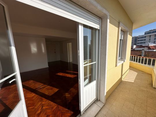 APARTAMENTO T2 NA VITOR HUGO, AREEIRO - NASCENTE / SUL / VARANDA - Photo 1