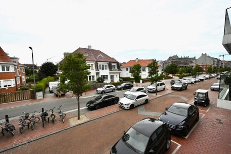 GEMEUBELD: Lichtrijk 1-kamer appartement gelegen aan de zonnekant van de Koningslaan. - Photo 4