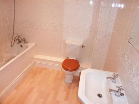 2 bedroom flat to rent - Photo 4