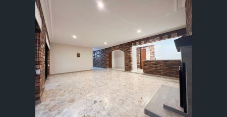 2 Bedroom Half House (downstairs), water & electricity included in rent!! - Photo 2