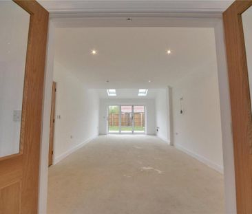 4 bedroom detached house to rent - Photo 2