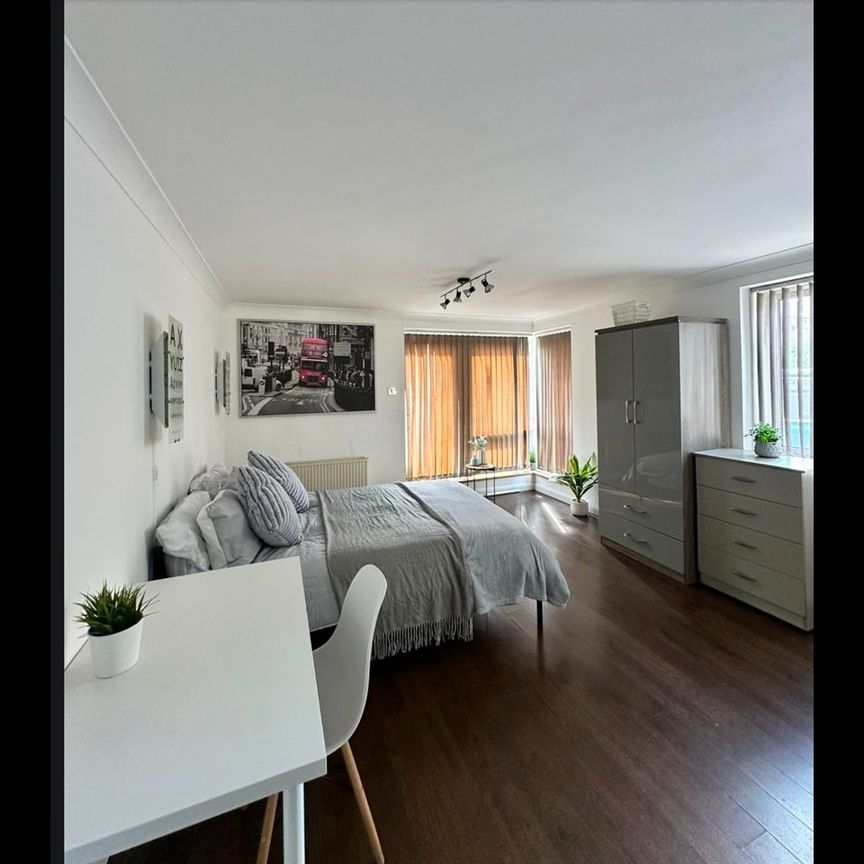 Room in a Shared Flat, Susan Constant Court, E14 - Photo 1