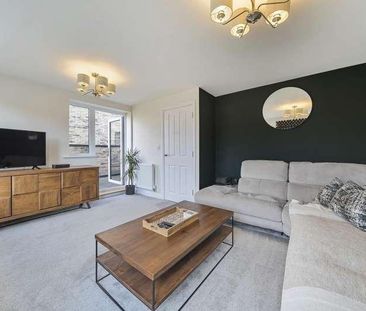 Chaddington Strand, Swindon, SN1 - Photo 1