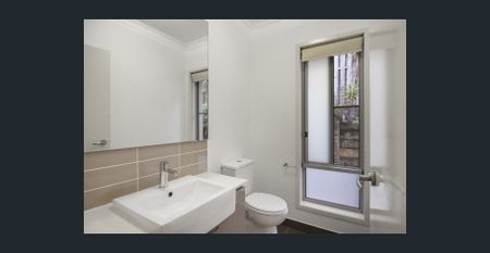 Modern and spacious family home in prime location available for rent - Photo 5