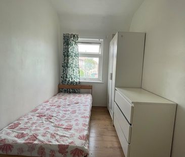 Room in a Shared House, Barclay Road, E13 - Photo 6