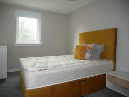 3 bedroom flat to rent - Photo 4