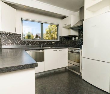 Bright, Calm & Pet-Friendly Home in Glendene - Photo 4