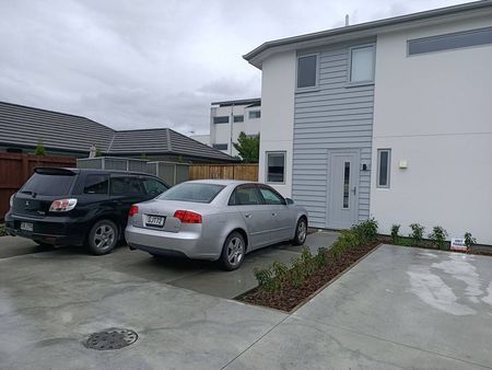 Near new townhouse close to CBD, 2 carparks - Photo 3