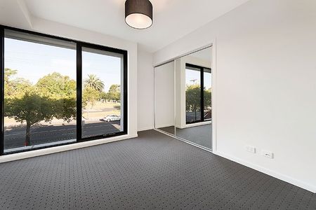 LUXURY TWO BEDROOM APARTMENT IN SOUGHT AFTER LOCATION - Photo 3