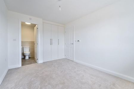 4 bedroom detached house to rent - Photo 4