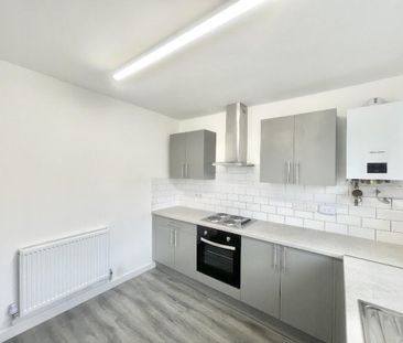 3 bedroom end of terrace house to rent - Photo 2
