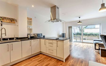 Two bedroom, two bathroom duplex apartment with parking - Photo 2