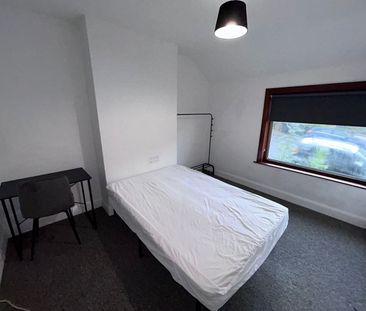 4 Bed Terraced House, Coombe Road, BN2 - Photo 3