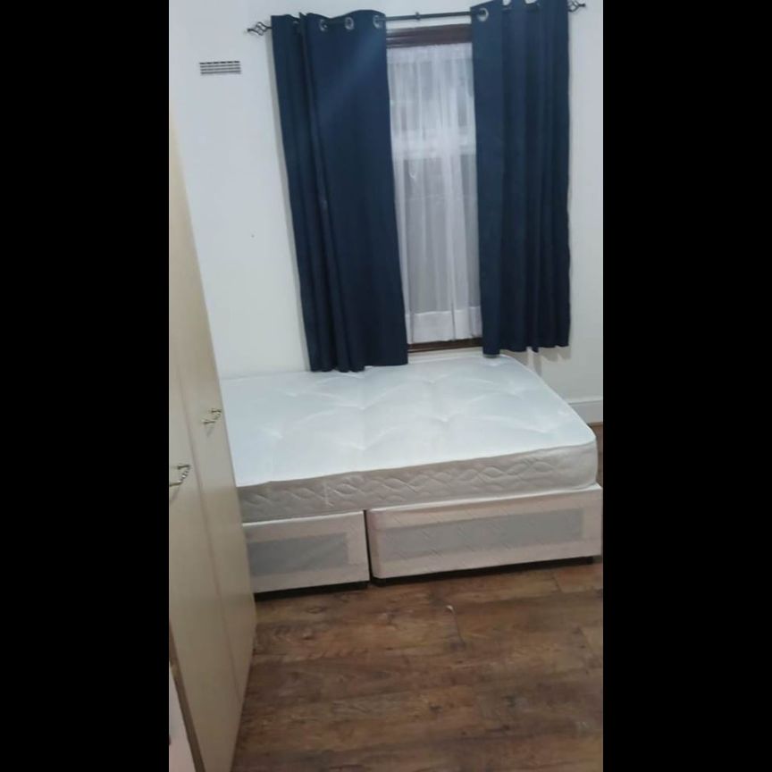 Room in a Shared House, Milverton Gardens, IG3 - Photo 1