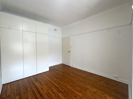 Updated 2 Bedroom Apartment - Handy Location - Photo 4