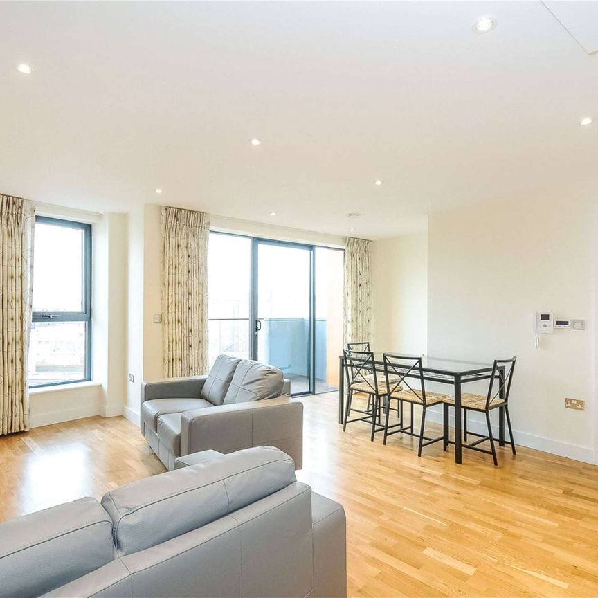A well appointed 2 bedroom 2 bathroom (1 en-suite) apartment located just moments walk from Tower Bridge. - Photo 1