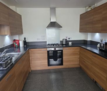 3 Bed Semi-Detached House, Drake Way, RG2 - Photo 5