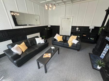 3 bedroom flat to rent - Photo 2