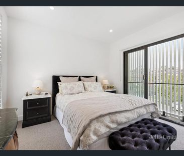 Designer Proportions in Seamless Location - Photo 2