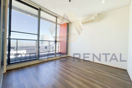 DELUXE DUPLEX TWO BEDROOM APARTMENT !!! AVAILABLE NOW! TO BE THE FIRST INSPECT! - Photo 4