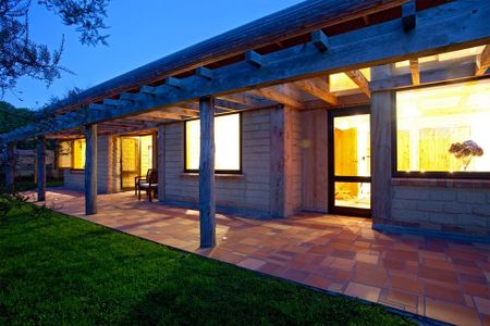 Elegant 2 bedroom semi furnished home - Photo 3