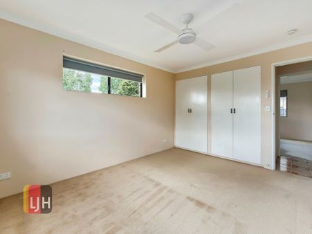 ONE OF THE BIGGEST TWO BEDROOM UNITS IN PRIME LOCATION! - Photo 5