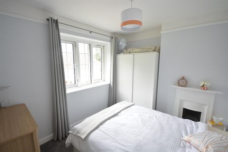 Drummond Gardens, Christ Church Mount, Epsom, Surrey, KT19 8RP - Photo 3