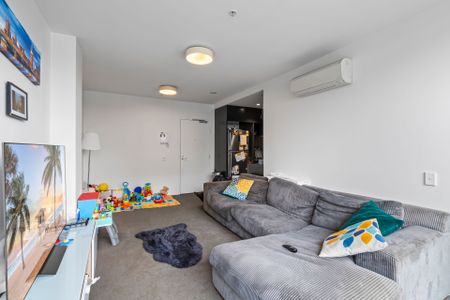 Stunning 2 Bed On The Banks Of The Yarra - Unfurnished - Photo 2