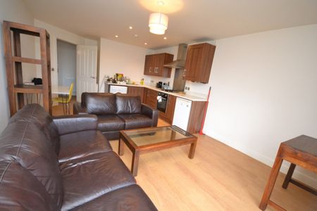 2 bed Flat for Rent - Photo 2