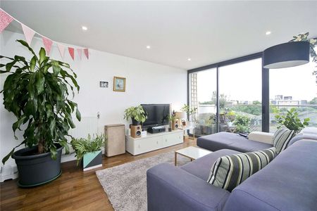 Large two bed apartment forming part of a high-specification development. - Photo 3