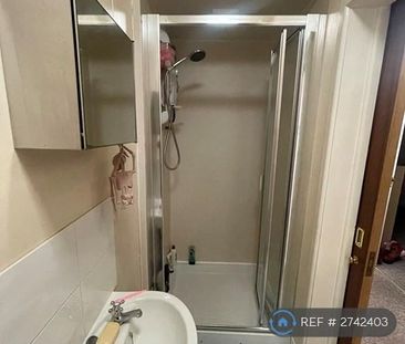 3 bedroom flat to rent - Photo 3