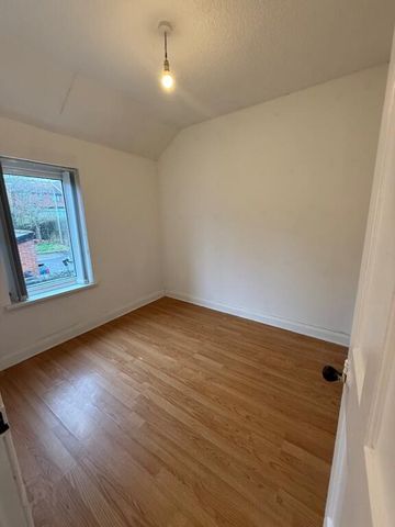 58 Beechmount Parade, Belfast, BT12 7LW - Photo 2