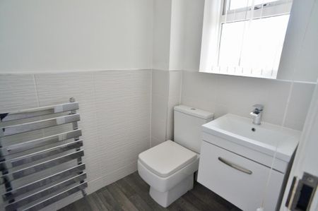 3 bedroom end of terrace house to rent - Photo 2