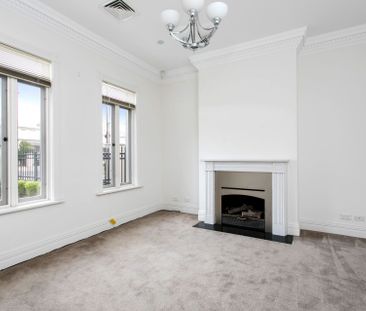 Large executive residence with classic style - Photo 1