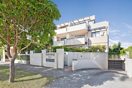 Oversized Ground-Floor Apartment with Large Courtyard in a Quiet Tree-Lined Street - Photo 3