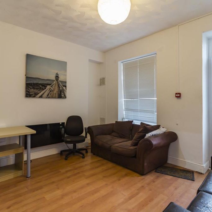 Room For Rent Laura Street, Pontypridd - Photo 1
