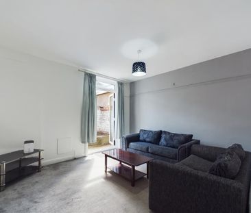 4 bedroom semi-detached house to rent - Photo 4