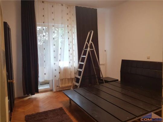 Inchiriez apartament 4 camere - Fotografie 1