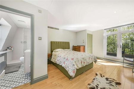 This beautifully recently refurbished 4 bedroom terraced house is arranged over three spacious levels, offering stylish modern living in a peaceful setting. - Photo 4